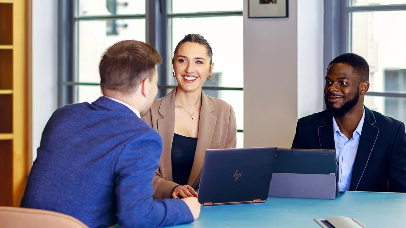 Как пукнуть в общественном месте, не вызывая подозрения.